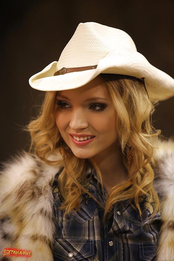 16P Cowgirl loira sorridente descobrindo e expondo suas curvas escorregadias