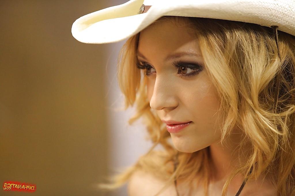 16P Cowgirl loira sorridente descobrindo e expondo suas curvas escorregadias