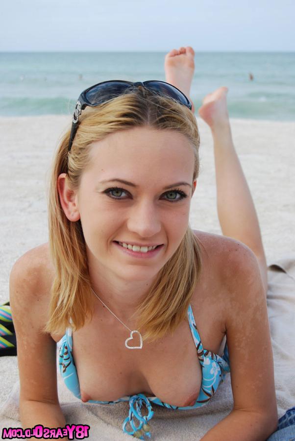 17P Michelle, une fille maigre en bikini, pose pour la caméra et montre ses seins.