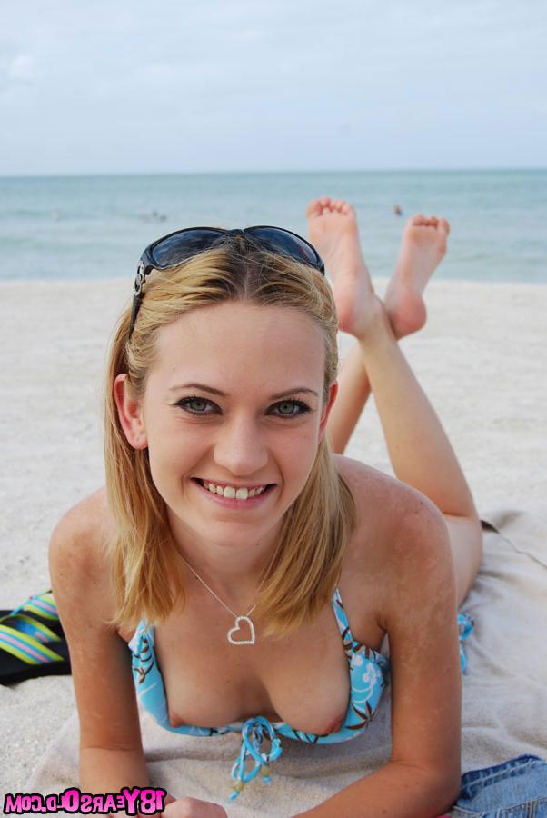 17P Michelle, une fille maigre en bikini, pose pour la caméra et montre ses seins.