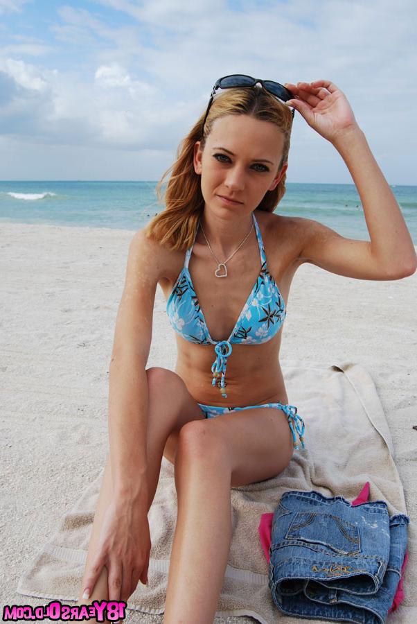 17P Michelle, une fille maigre en bikini, pose pour la caméra et montre ses seins.