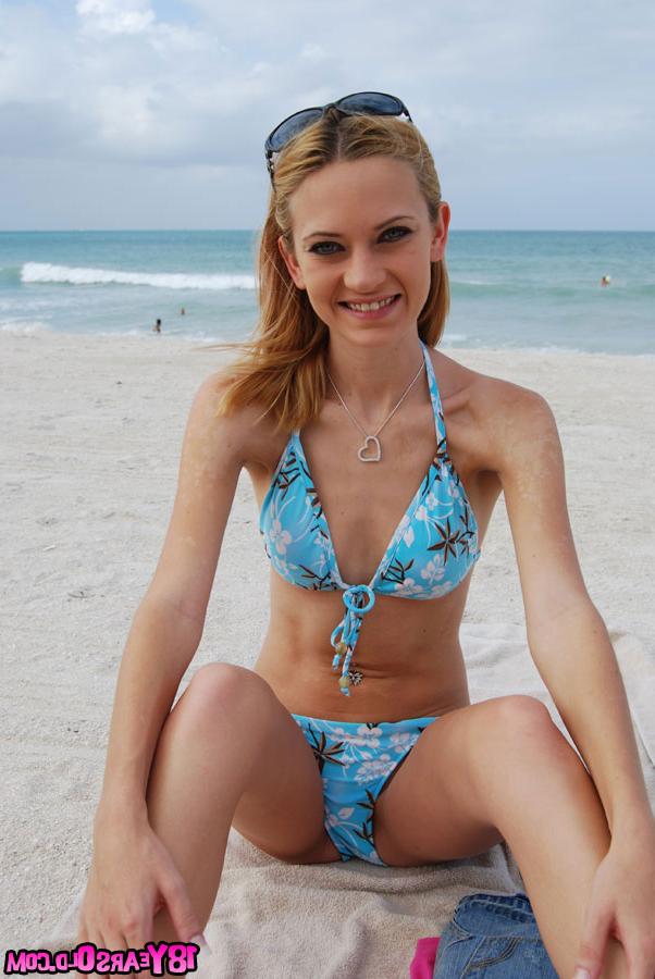 17P Michelle, une fille maigre en bikini, pose pour la caméra et montre ses seins.
