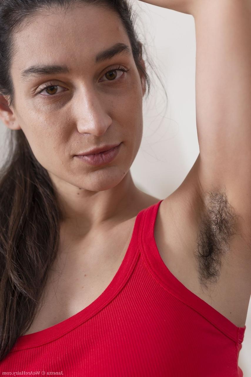 16P La modelo amateur janetta muestra sus axilas peludas y su coño natural