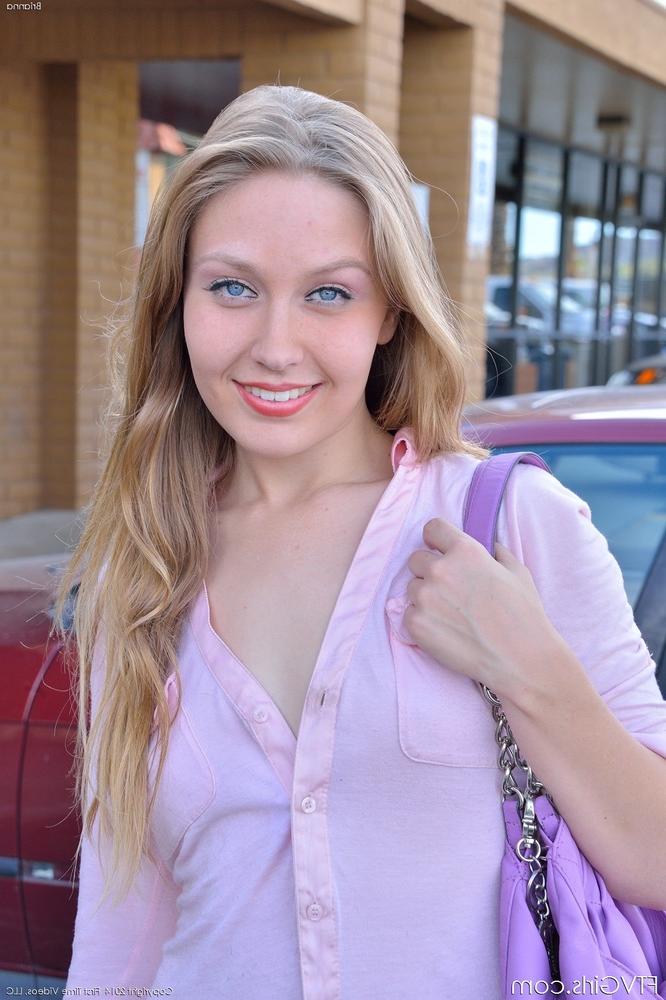 16P Superbe pouliche blonde aux yeux bleus aime étirer sa chatte serrée