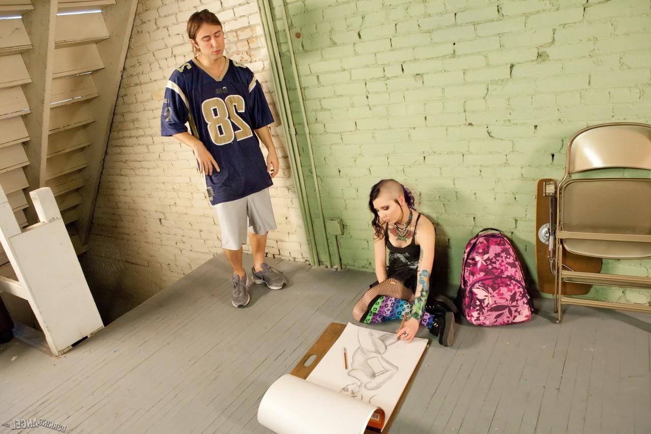 17P A artista punk Tara Toxic dá uma punheta gostosa e pega gozada com o rosto