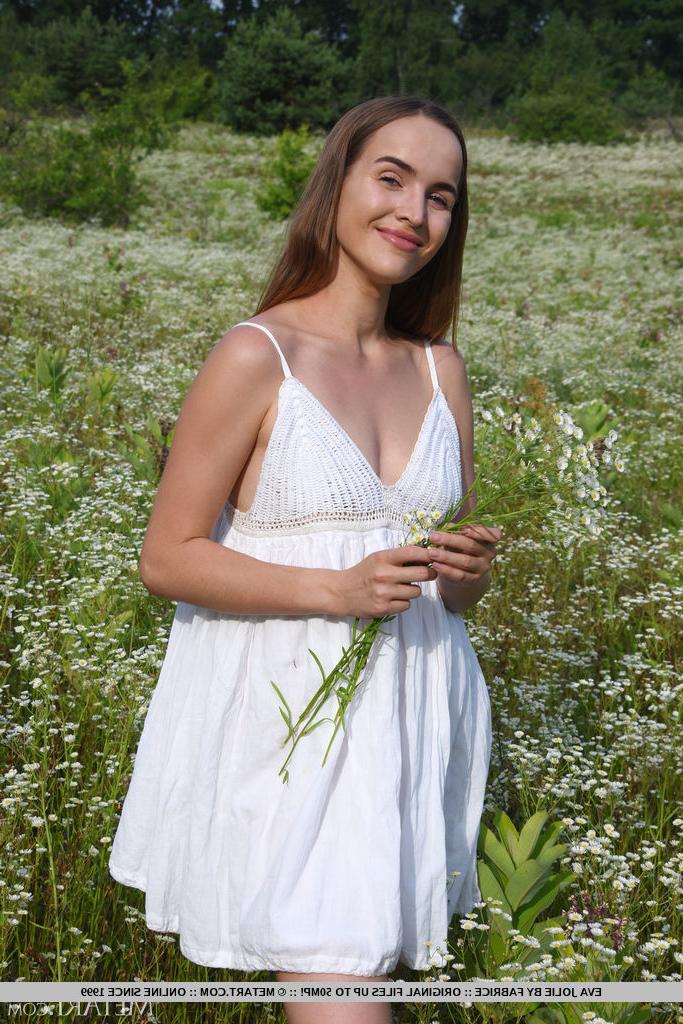 18P La vecina Eva Jolie se desnuda totalmente en la hierba alta