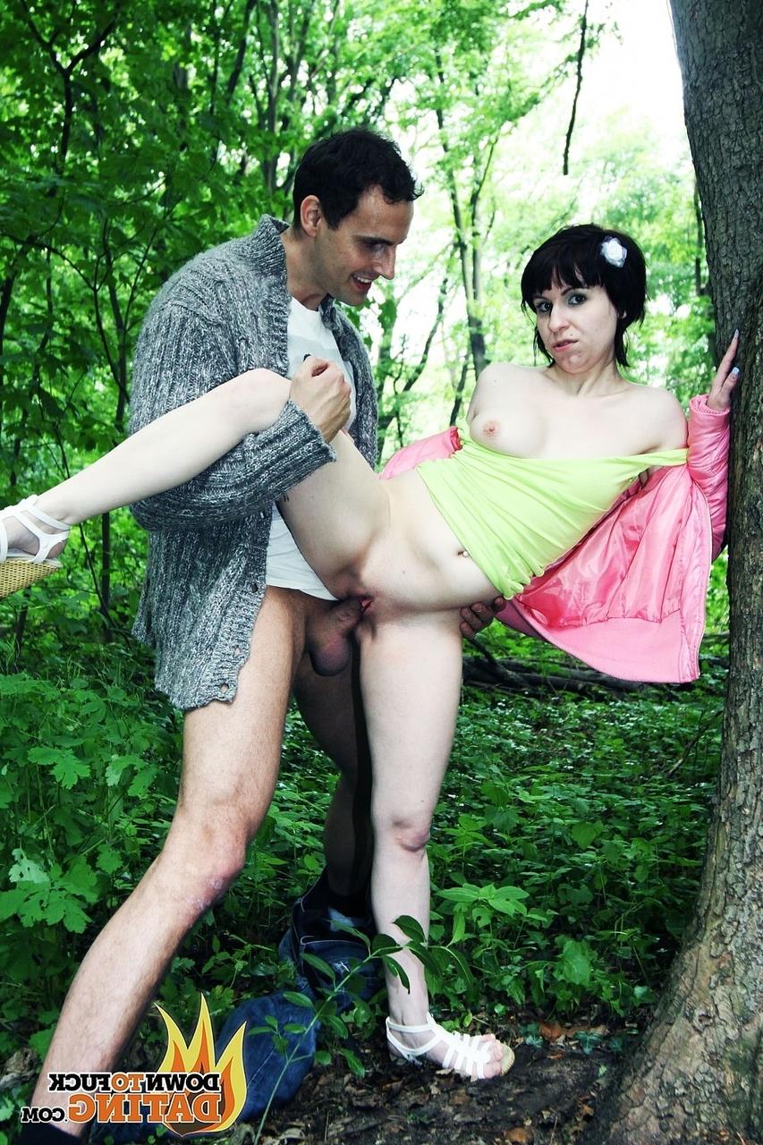 20P La jeune brune Vanessa Voxx se fait fourrer la chatte par un homme excité dans les bois.