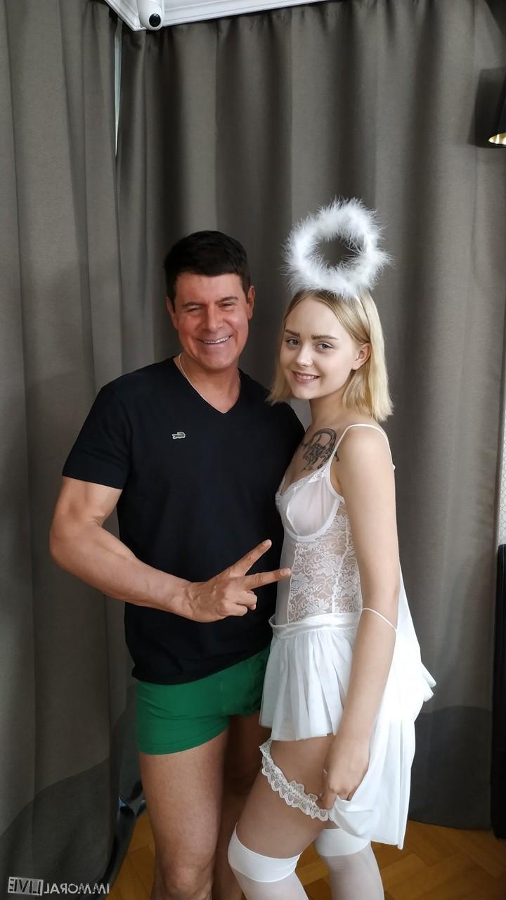 20P Adolescente loira em meias Emily Cutie exibe sua bunda grande e boceta saborosa