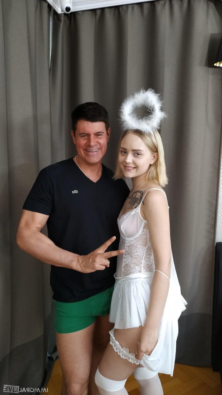 20P Adolescente loira em meias Emily Cutie exibe sua bunda grande e boceta saborosa