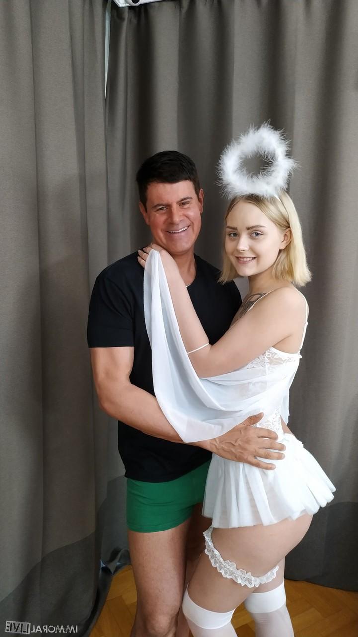 20P Adolescente loira em meias Emily Cutie exibe sua bunda grande e boceta saborosa