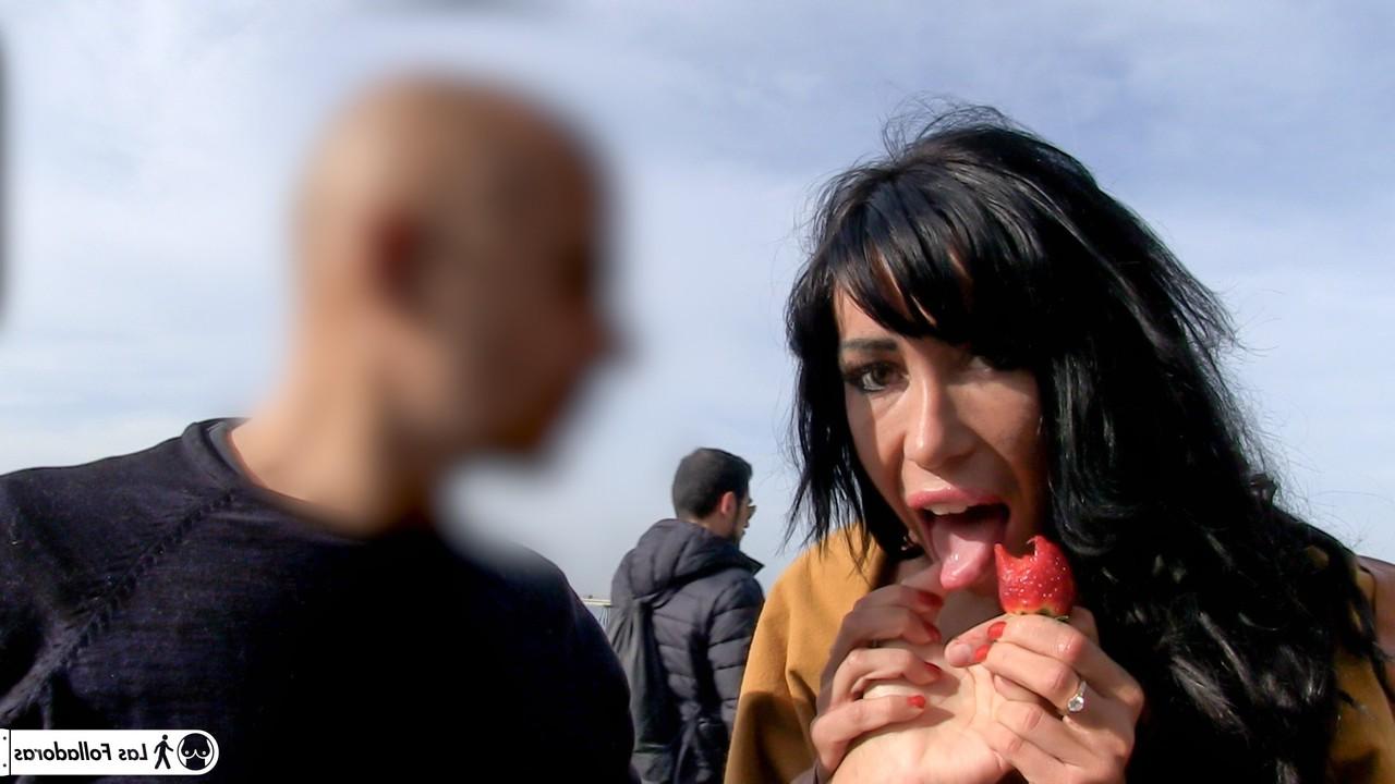 17P A gostosa pornstar espanhola Suhaila Hard pega um cara na rua e transa com ele