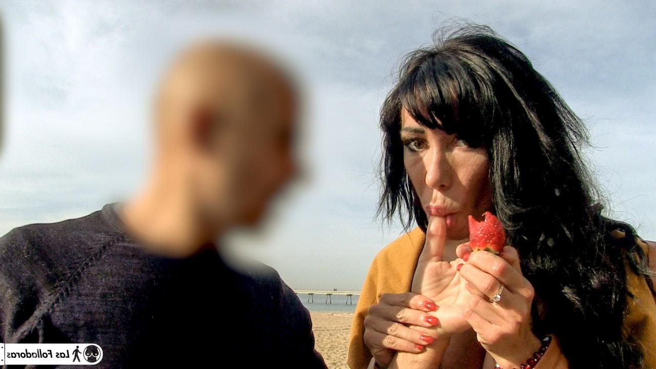 17P A gostosa pornstar espanhola Suhaila Hard pega um cara na rua e transa com ele
