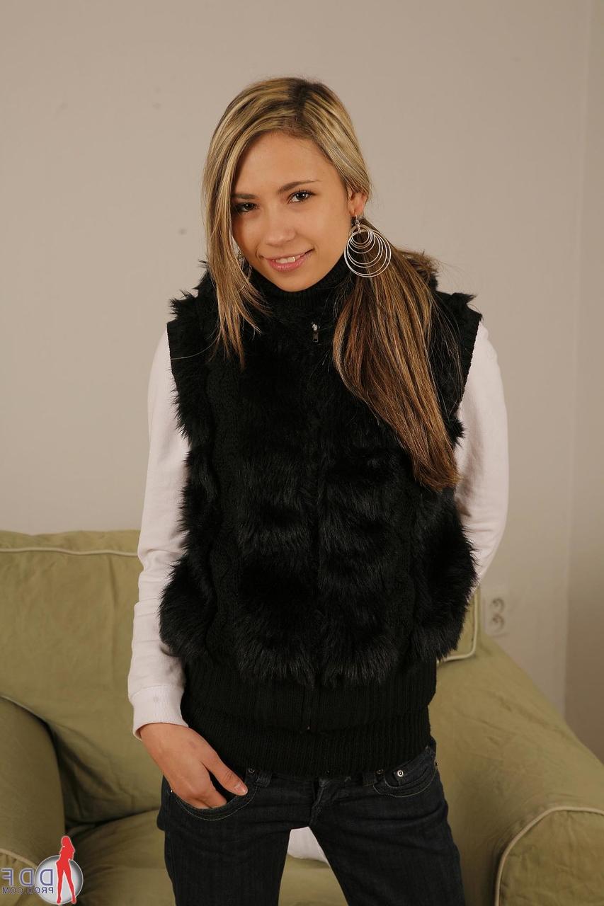 20P A magrinha húngara MILF Monica Sweet tira a roupa e posa nua no casting