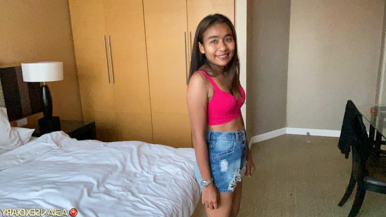 20P Mind, un débutant asiatique, se fait baiser en levrette par un inconnu dans la chambre d'hôtel.