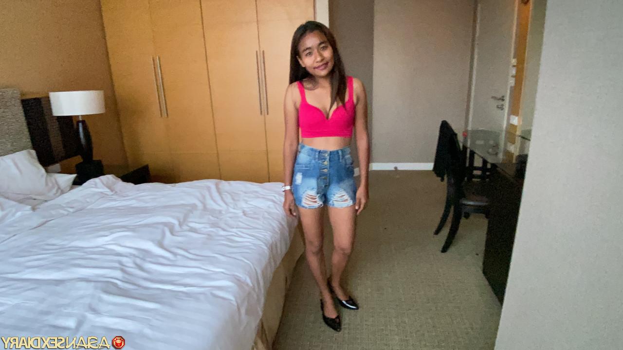 20P Mind, un débutant asiatique, se fait baiser en levrette par un inconnu dans la chambre d'hôtel.