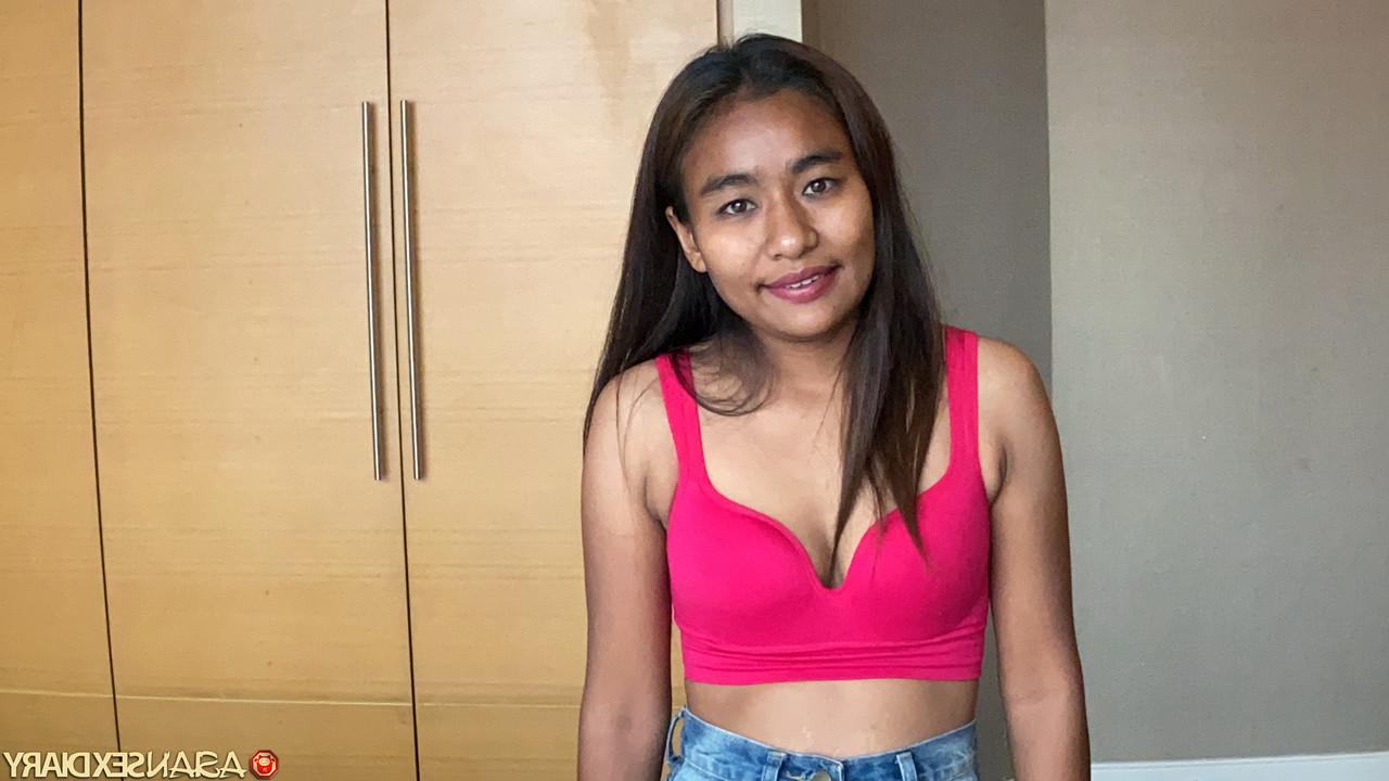 20P Mind, un débutant asiatique, se fait baiser en levrette par un inconnu dans la chambre d'hôtel.
