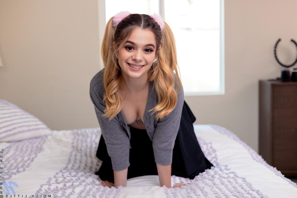 16P Das süße junge Mädchen Molly Little Finger spreizt ihre Muschi mit Zöpfen