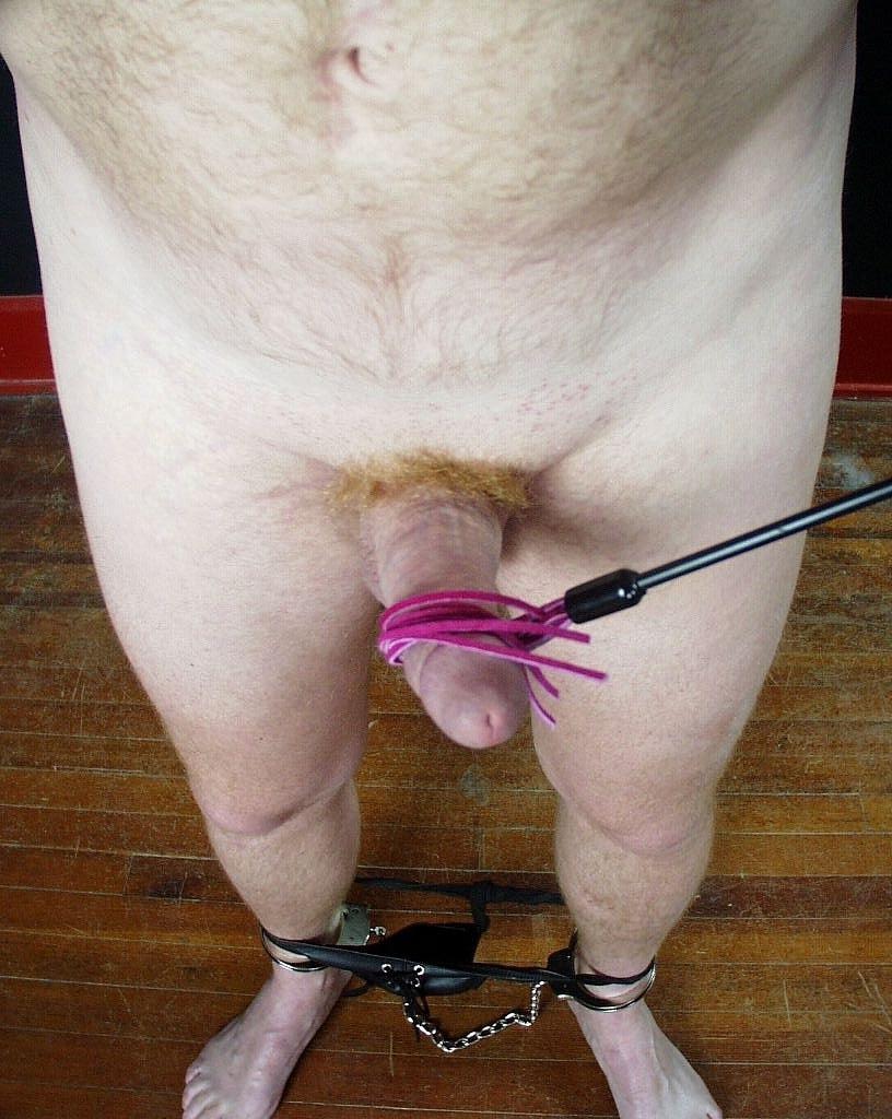 20P A domme americana Autumn Dillon estimula o pau de sua escrava sexual careca de várias maneiras