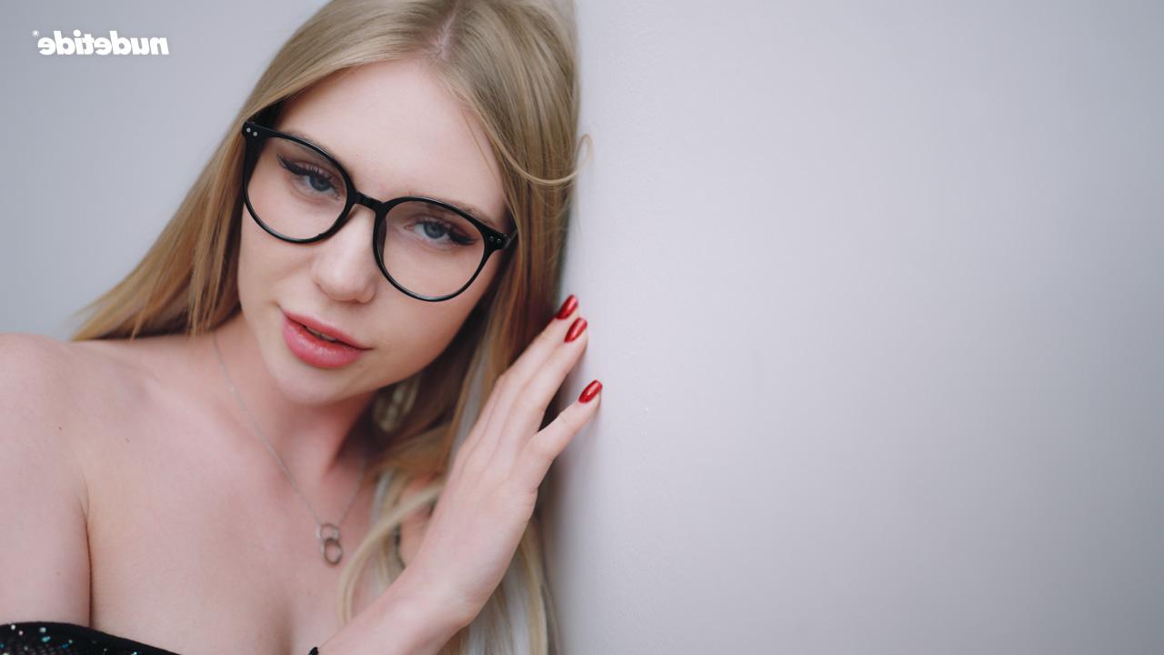16P La douce jeune blonde à lunettes Leyla Lure dévoile sa silhouette élancée en solo.