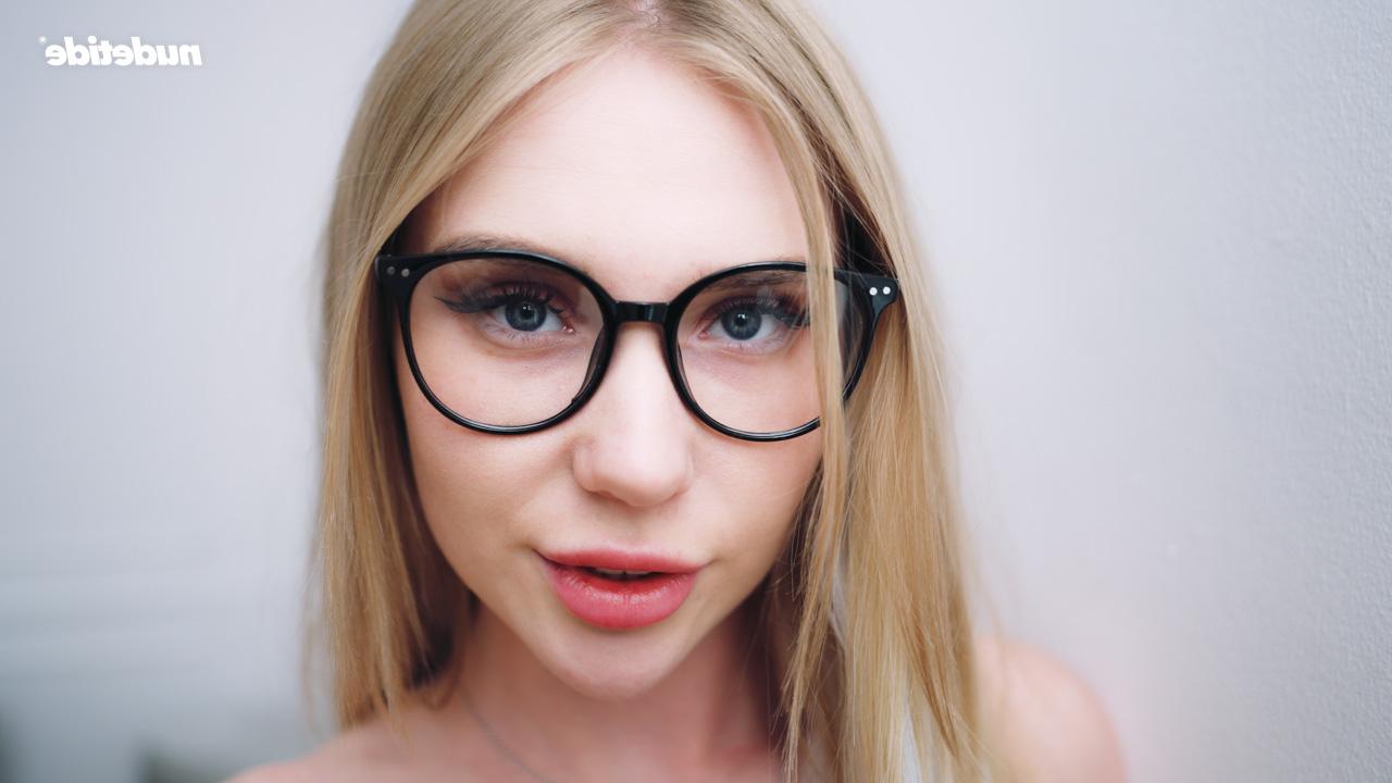 16P La douce jeune blonde à lunettes Leyla Lure dévoile sa silhouette élancée en solo.
