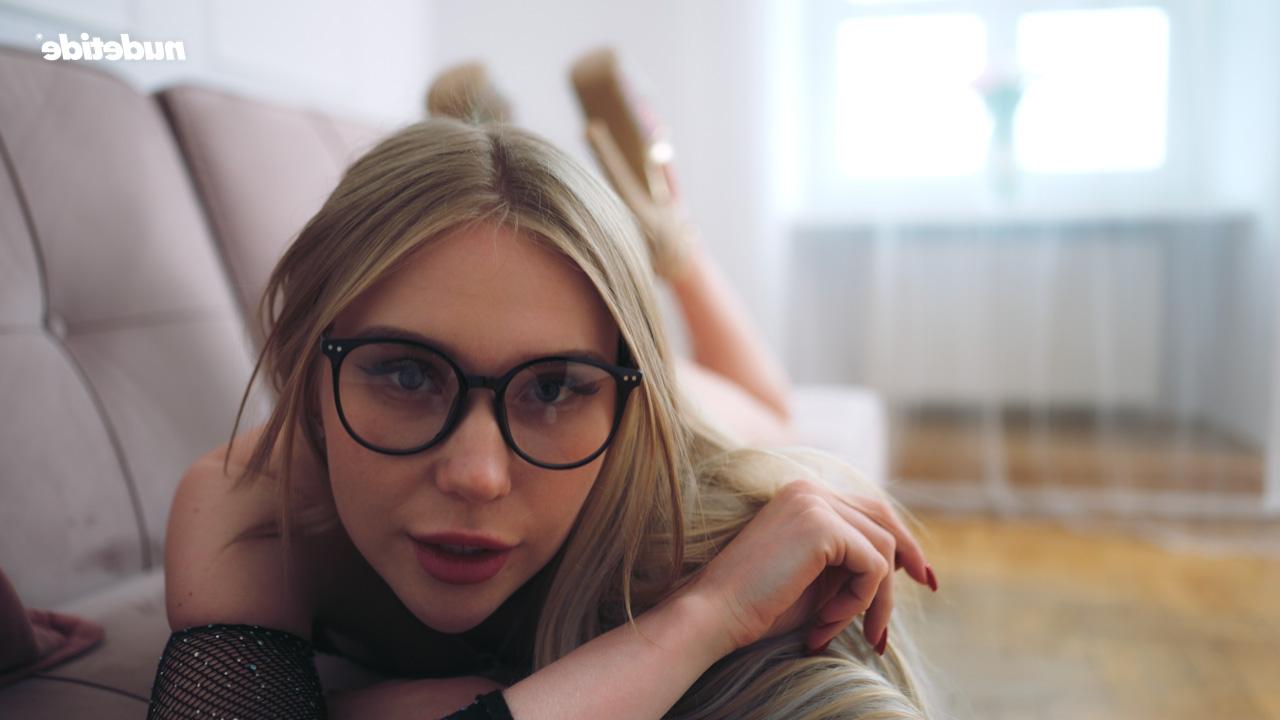 16P La douce jeune blonde à lunettes Leyla Lure dévoile sa silhouette élancée en solo.