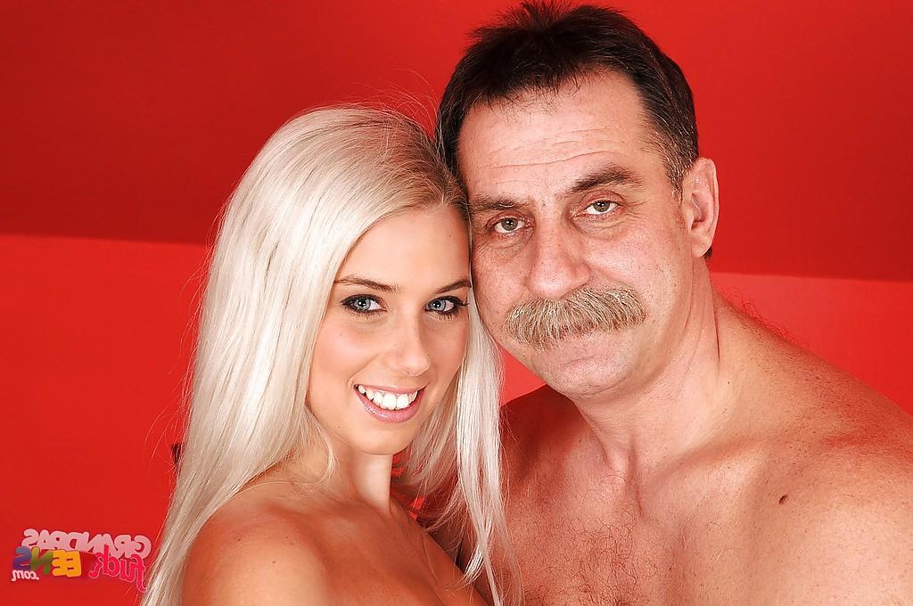 16P Hübsche junge Blondine fickt den Schwanz eines alten Mannes und bekommt einen Cumshot ins Gesicht