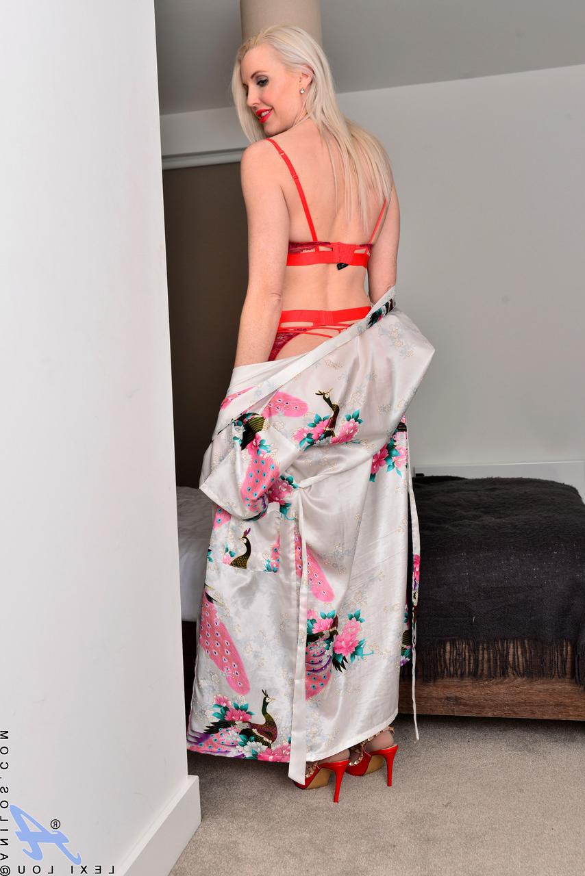 20P Blonde MILF in stockings & red lingerie Lexi Lou playing with her horny pussy