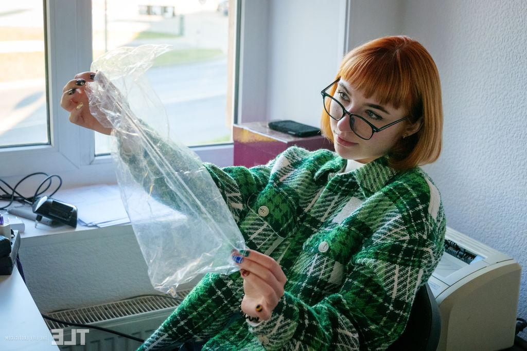 16P A jovem ruiva Lilly Mays se masturba na floresta enquanto usava filme plástico