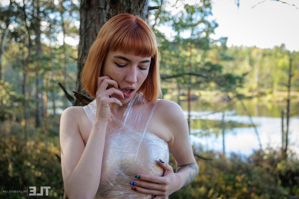 16P A jovem ruiva Lilly Mays se masturba na floresta enquanto usava filme plástico