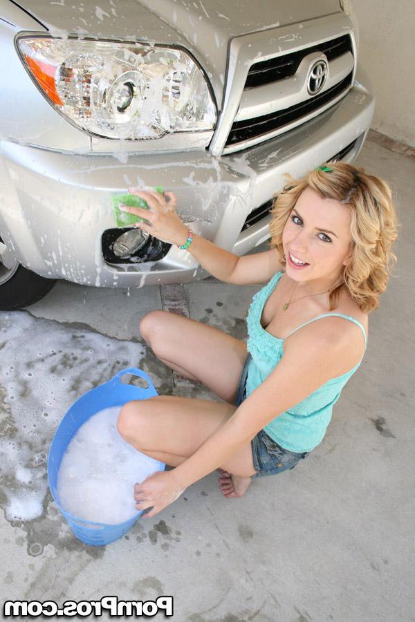 12P A fofa adolescente Lexi Belle mostra seus peitinhos enquanto lava um veículo