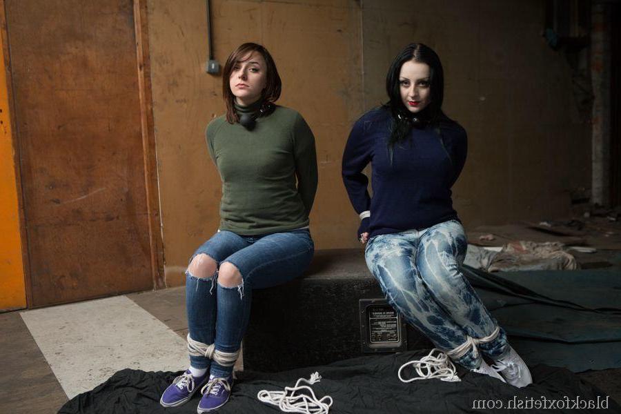 16P Duas garotas brancas estão amarradas e amordaçadas em suéteres e jeans