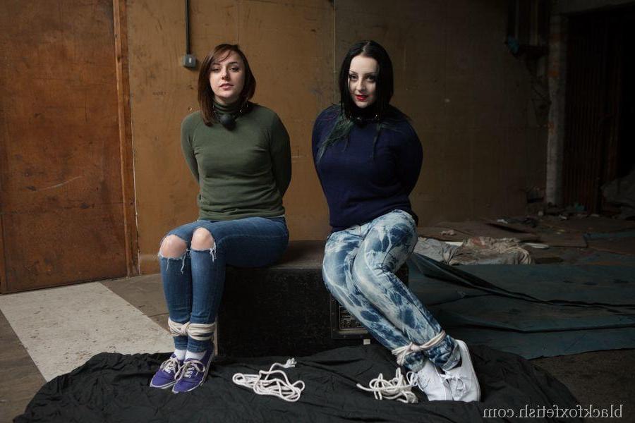 16P Duas garotas brancas estão amarradas e amordaçadas em suéteres e jeans