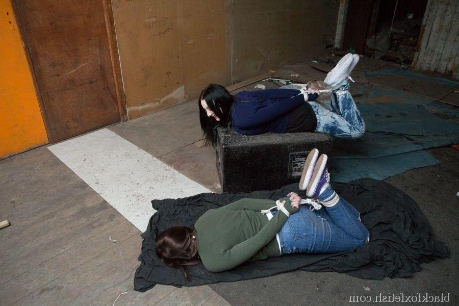 16P Duas garotas brancas estão amarradas e amordaçadas em suéteres e jeans