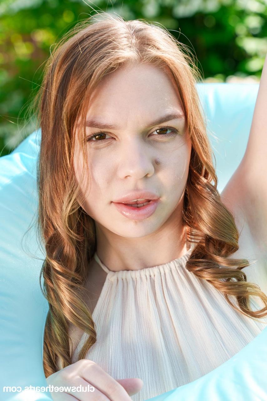 20P La joven europea Lana Rose muestra sus grandes tetas y su culo caliente en el patio trasero