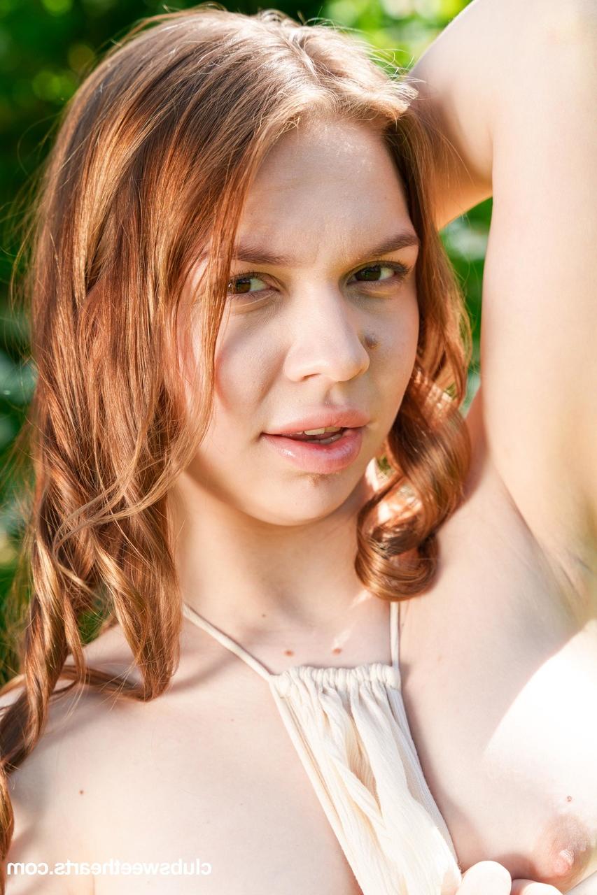 20P La joven europea Lana Rose muestra sus grandes tetas y su culo caliente en el patio trasero