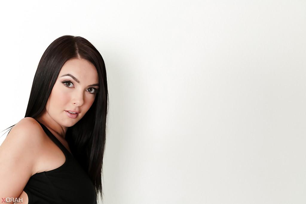 16P Linda morena pornstar Marley Brinx inserindo vibrador de vidro no cu apertado