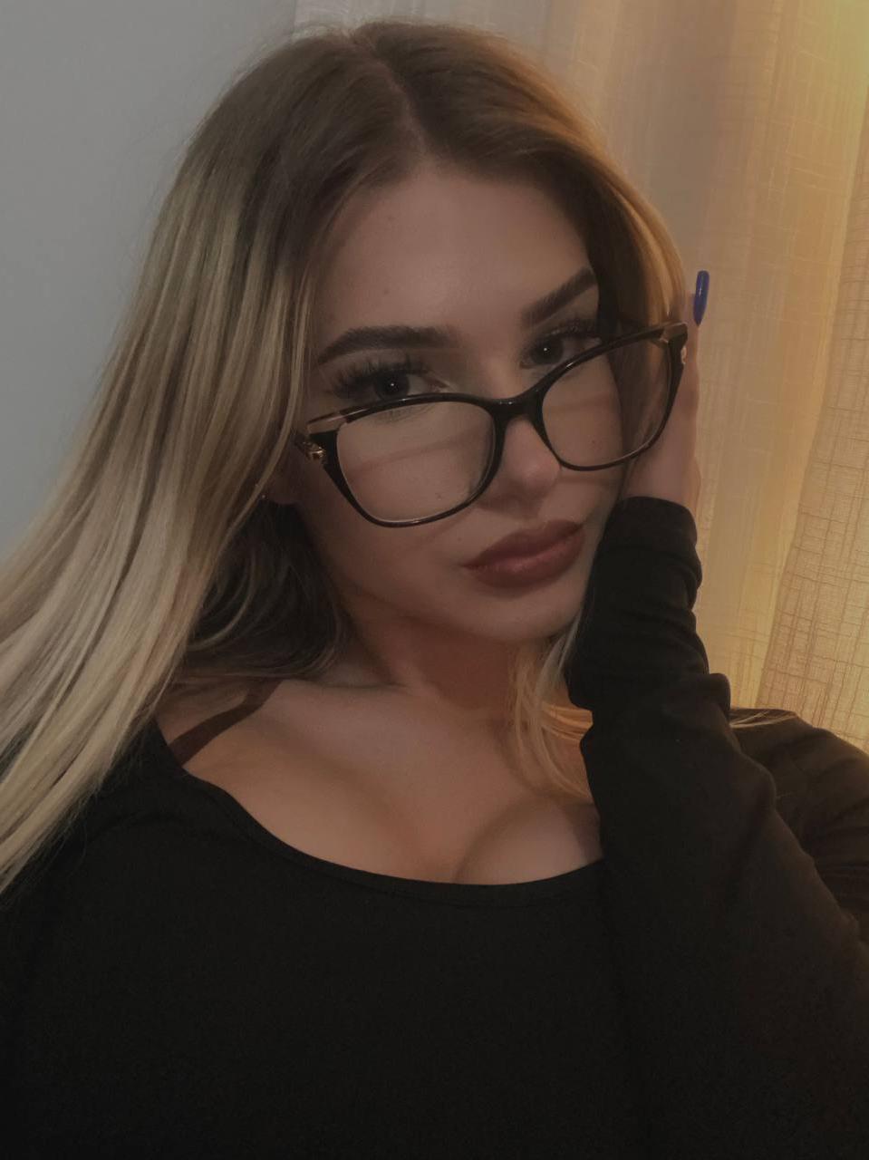 17P Glamorous teen Blondie Wiki posing in her great solo compilation
