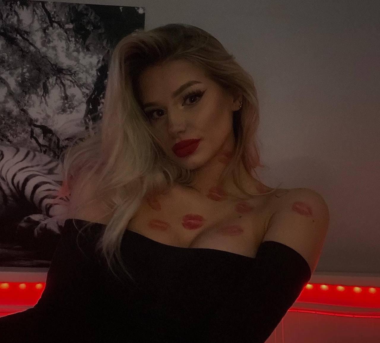 17P Glamorous teen Blondie Wiki posing in her great solo compilation