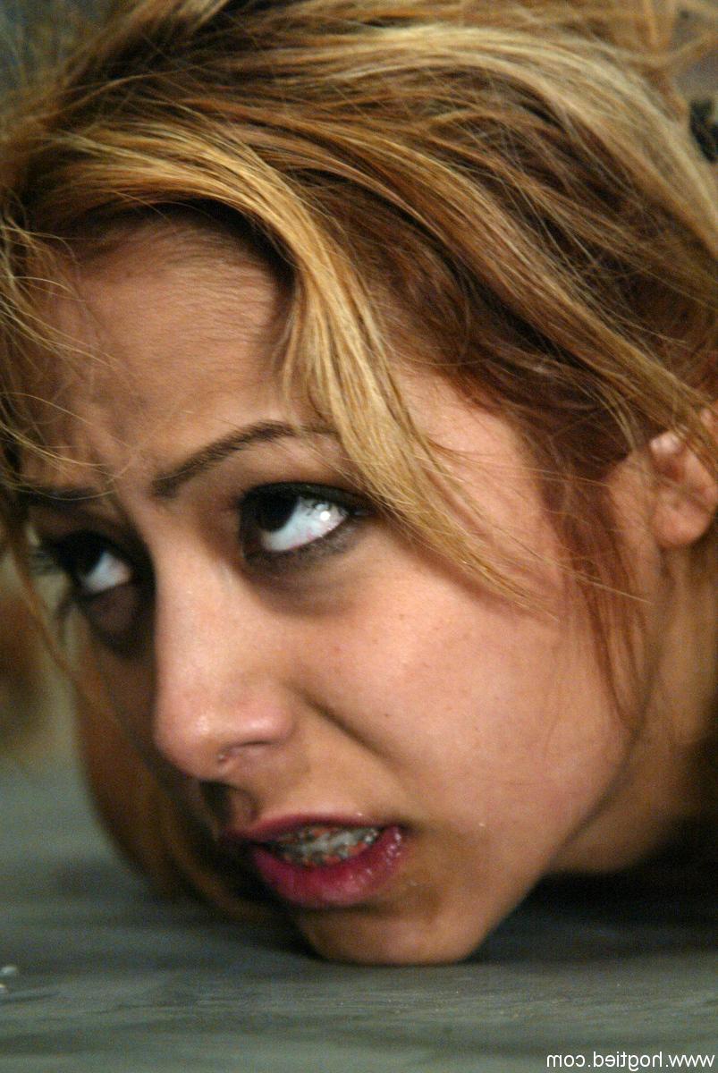 20P Petite pornstar com peitos pequenos Kat é amarrada e brincada no porão
