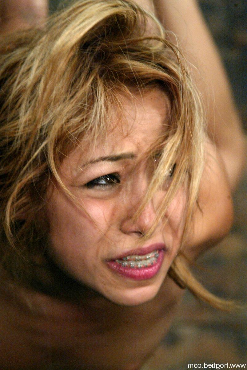 20P Petite pornstar com peitos pequenos Kat é amarrada e brincada no porão