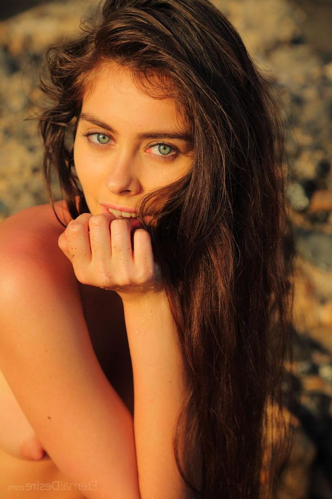 16P La hermosa joven morena Foxy Alissa se desnuda totalmente en una playa apartada