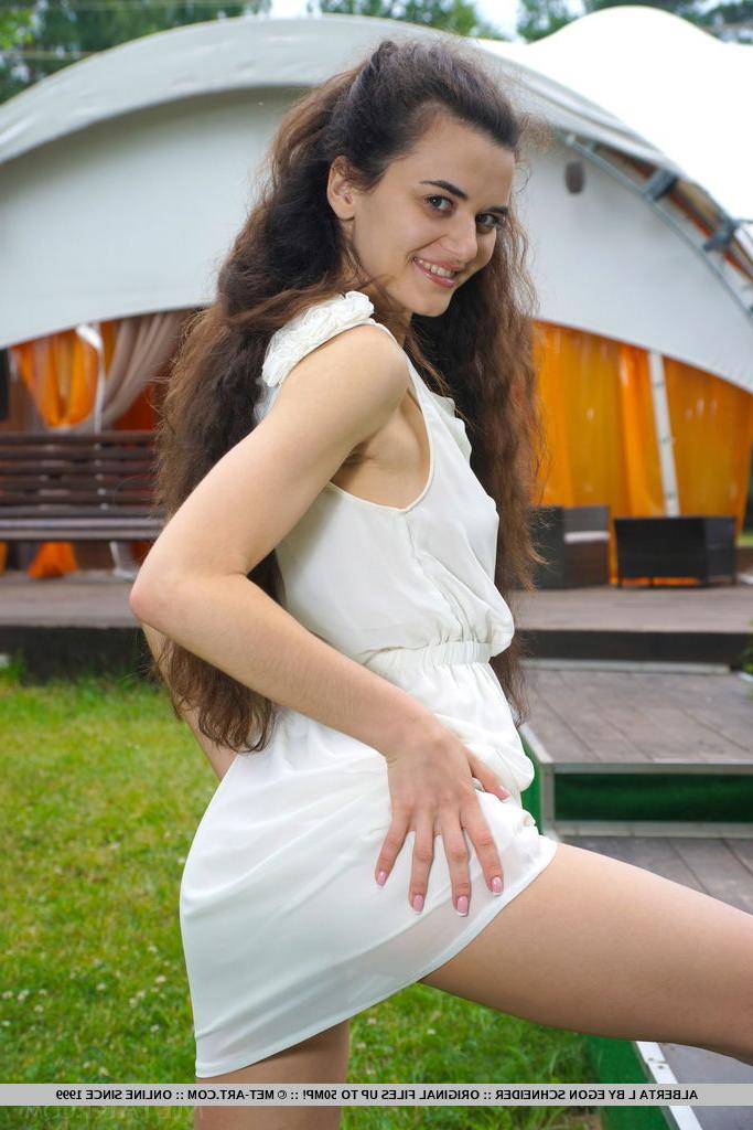 18P A modelo adolescente Alberta L mostra seus cabelos longos e bunda firme nua
