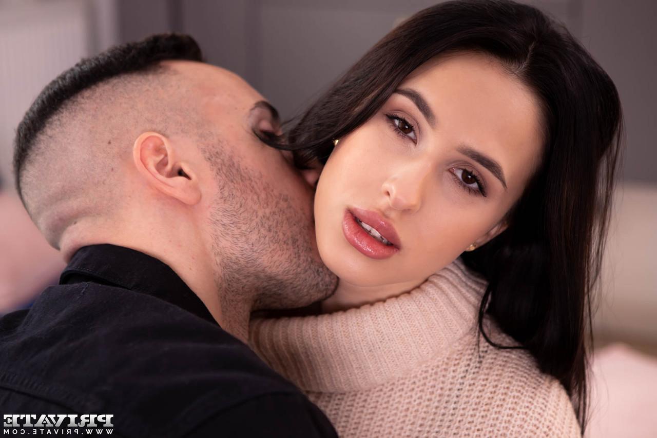12P A morena magra Alissa Bounty faz sexo com seu amigo