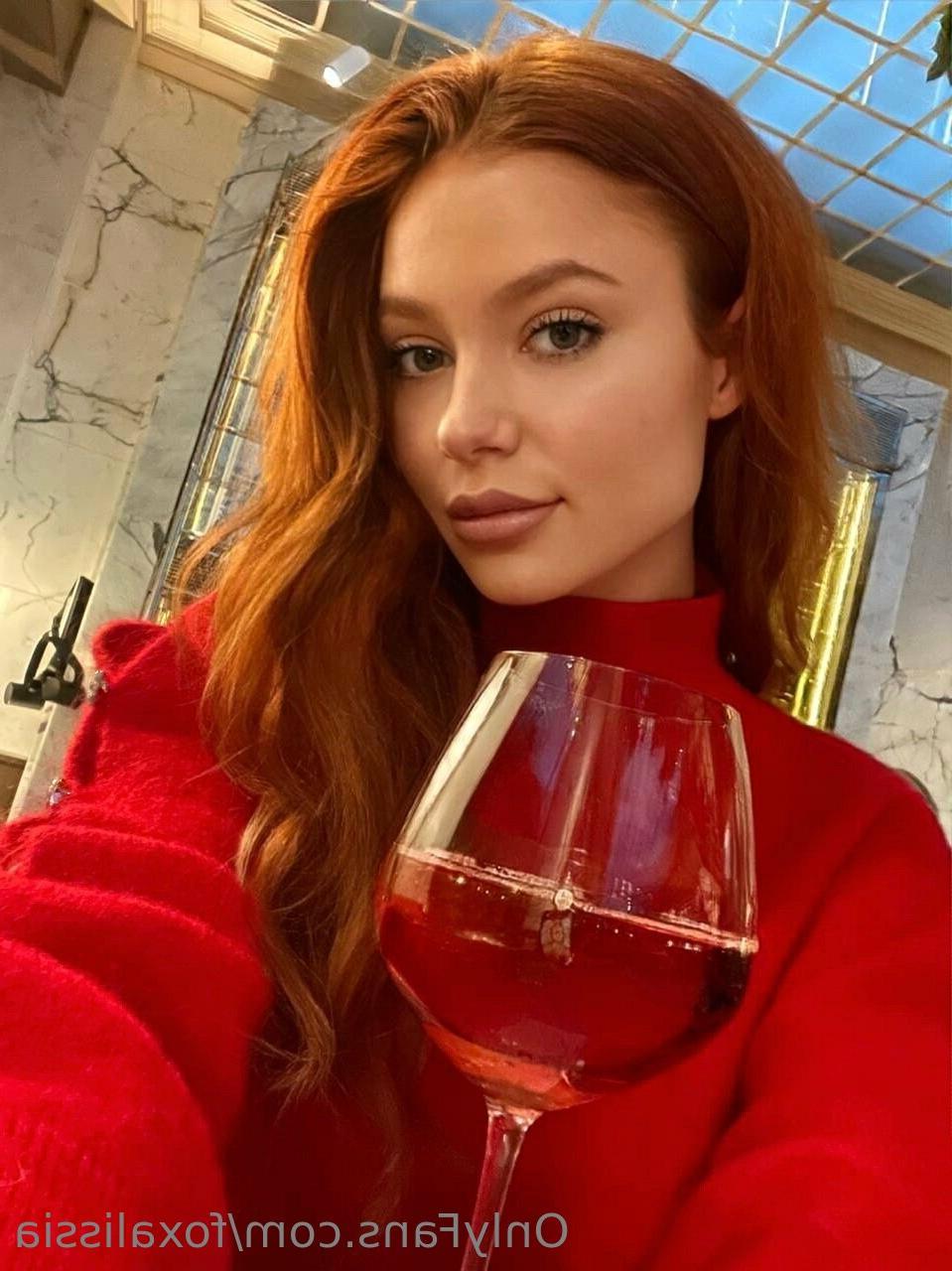 10P Attractive OnlyFans model Ginger Baby poses seductively in her compilation