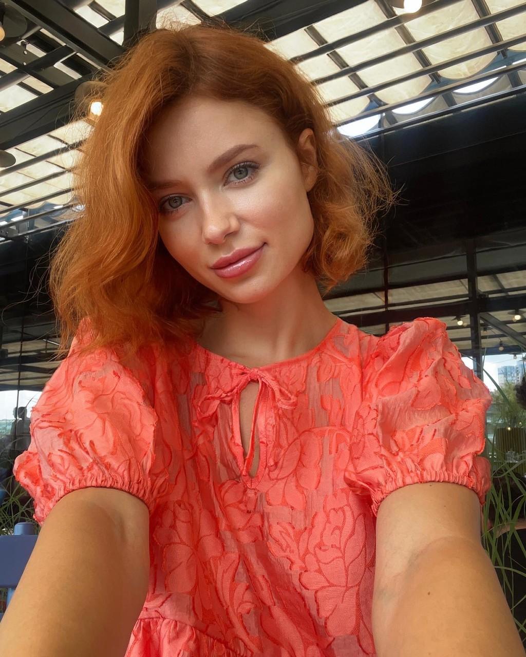 10P Attractive OnlyFans model Ginger Baby poses seductively in her compilation