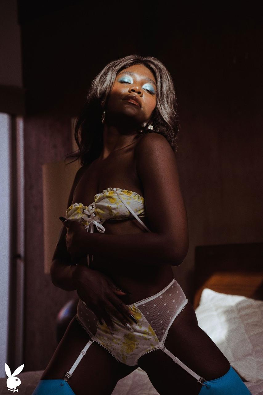 20P Glamorous black babe Victoria Antoinette does a sexy striptease on her bed