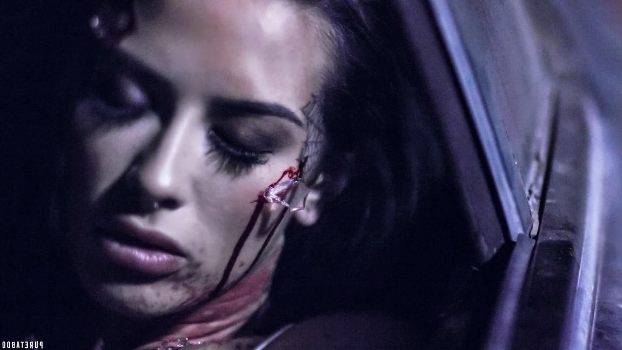 15P Une nouvelle veuve a des relations sexuelles avec son mari décédé lorsqu'il revient sous forme de zombie