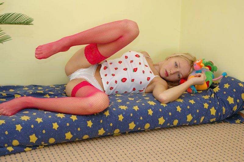 15P Junge natürliche Blondine masturbiert mit einem Vibrator in rosa Strümpfen