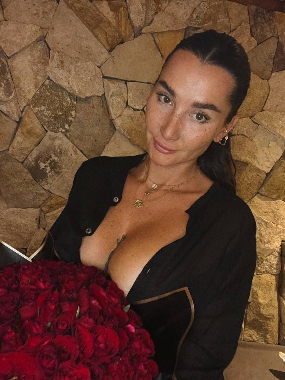 10P Skinny OnlyFans, a gata Angelica Anders tira a roupa e expõe seu corpo tatuado