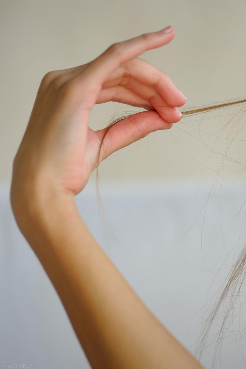 20P A adolescente magra Melena A tira e expõe seus pés sensíveis e corpo perfeito